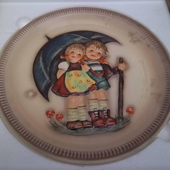 Hummel Stormy Weather First Edition Anniversary 10" Plate - 1975 - Picture 2 of 5